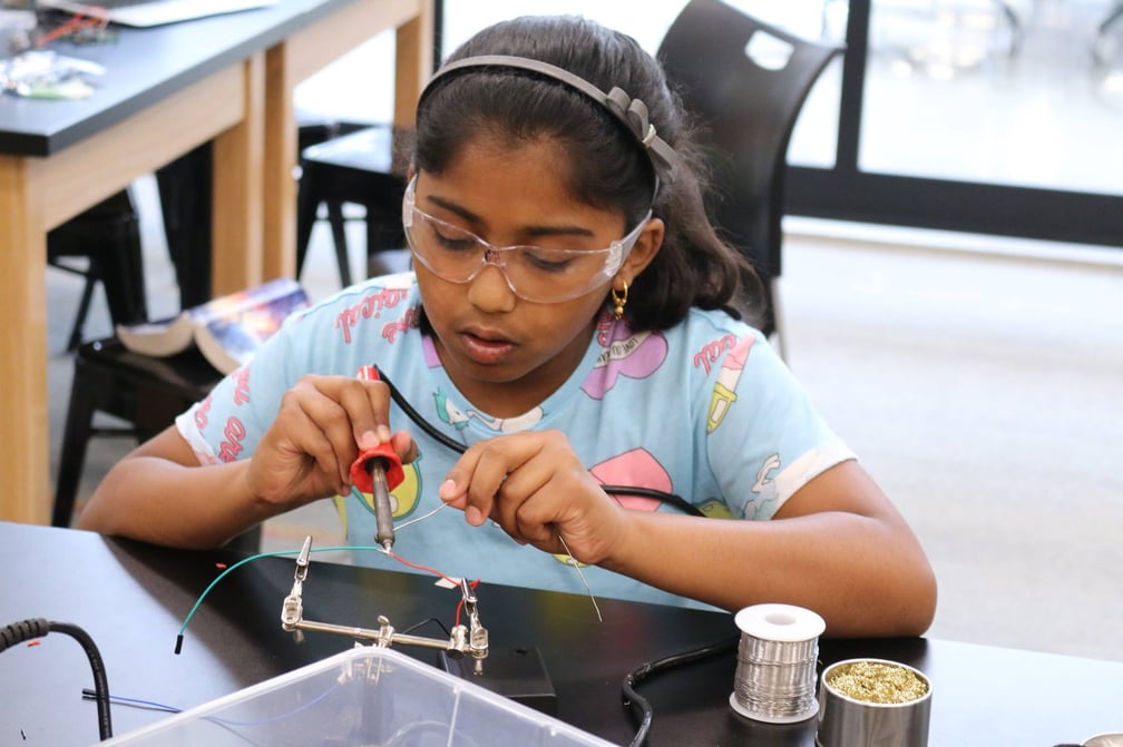 35923320_231759860752779_1438761443695525888_o